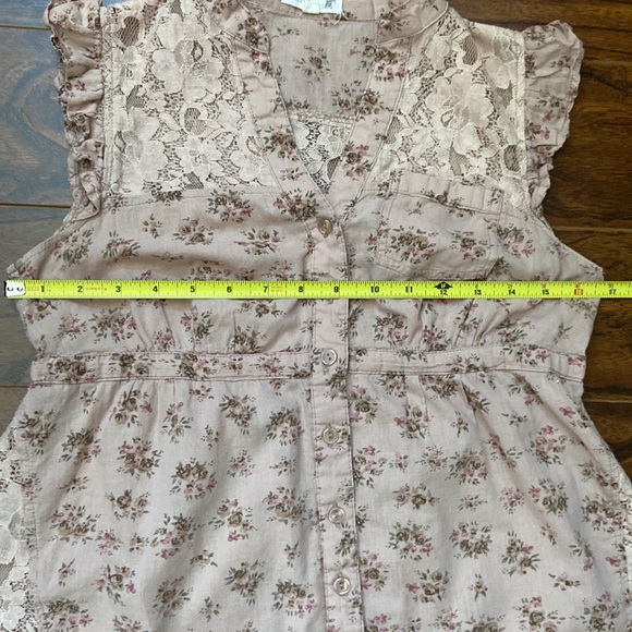 EUC Cute floral sleeves top with lace detailing. - Picture 7 of 9
